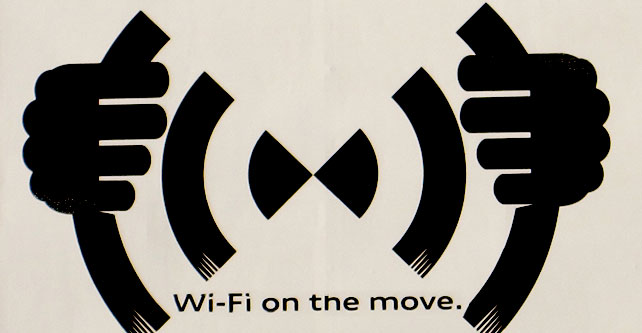 撇开Wi-Fi,一项新的无线技术已经出现。它被称为"超级 Wi-Fi",拥有更大的热点范围,吸引了包括英国和巴西在内许多国家的关注。 超级 Wi-Fi不是传统意义上的 Wi-Fi,它使用不同的频率,需要特殊的设备发送信号,而且它还继承了 Wi-Fi的优点。 美国联邦通讯委员会(US Federal Communications Commission)提出了超级 Wi-Fi这个霸气外露的名字。当未使用的广播电视频谱被批准用于发射超级 Wi-Fi信号,这些频谱被称为用于无线宽带的"空白频道"。 广播