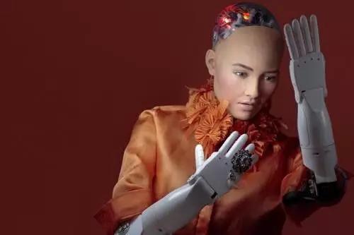 面部模仿著名演员奥黛丽·赫本的机器人索菲亚成为第一个获得沙特阿拉伯公民身份的机器人